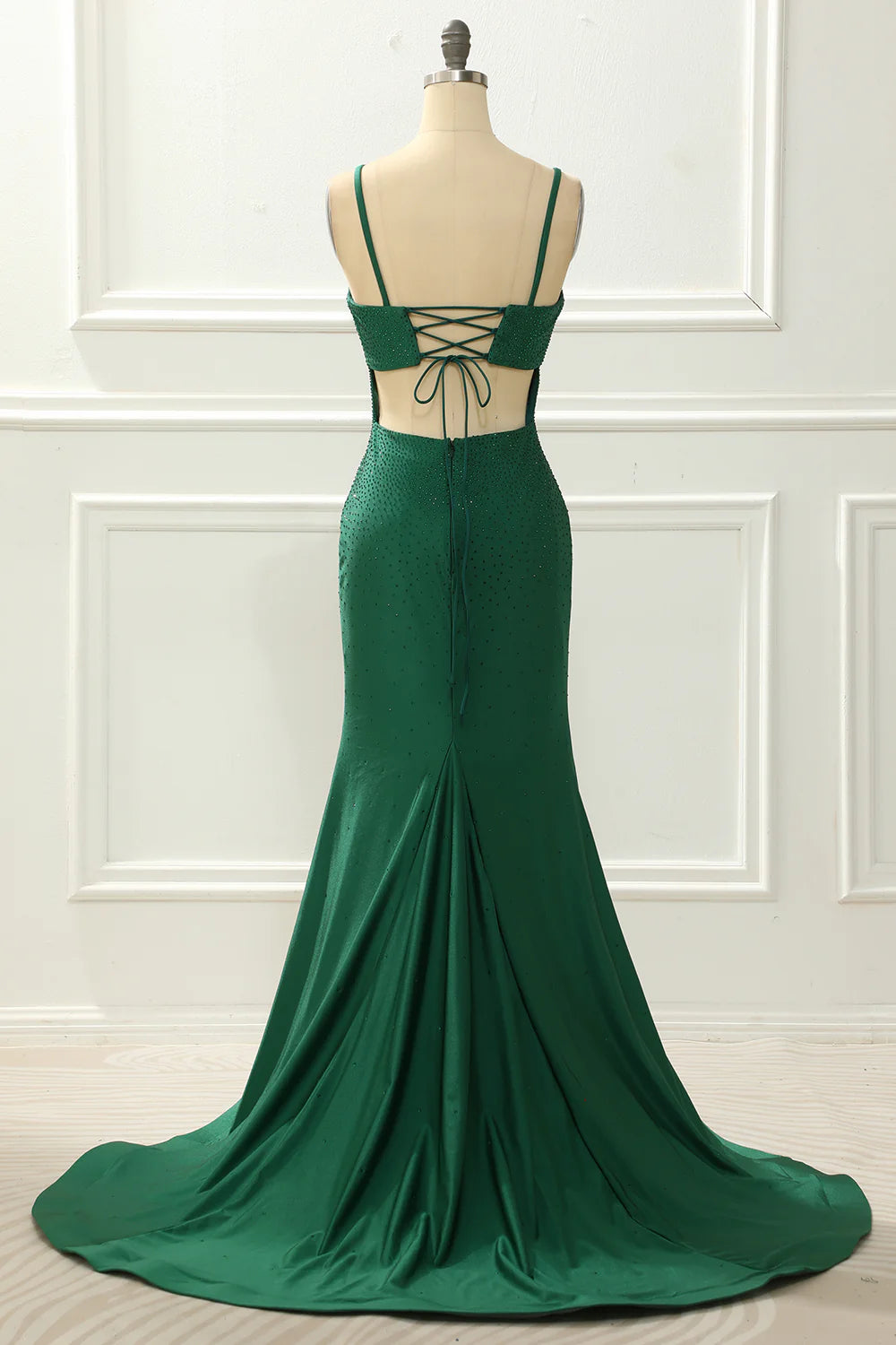 Vestido de fiesta verde con cuentas y corte sirena y abertura